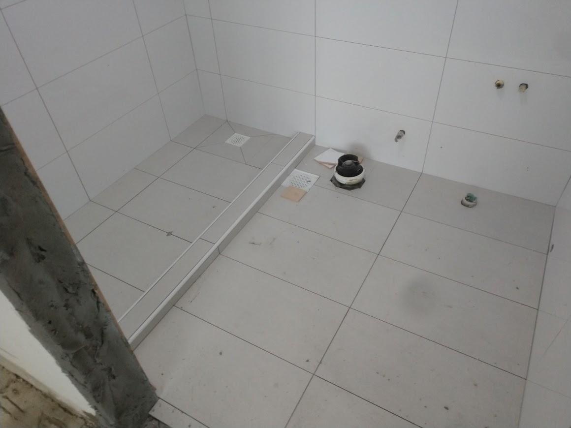 Asian Bathroom with Vinyl Flooring and Homogeneous Tiles