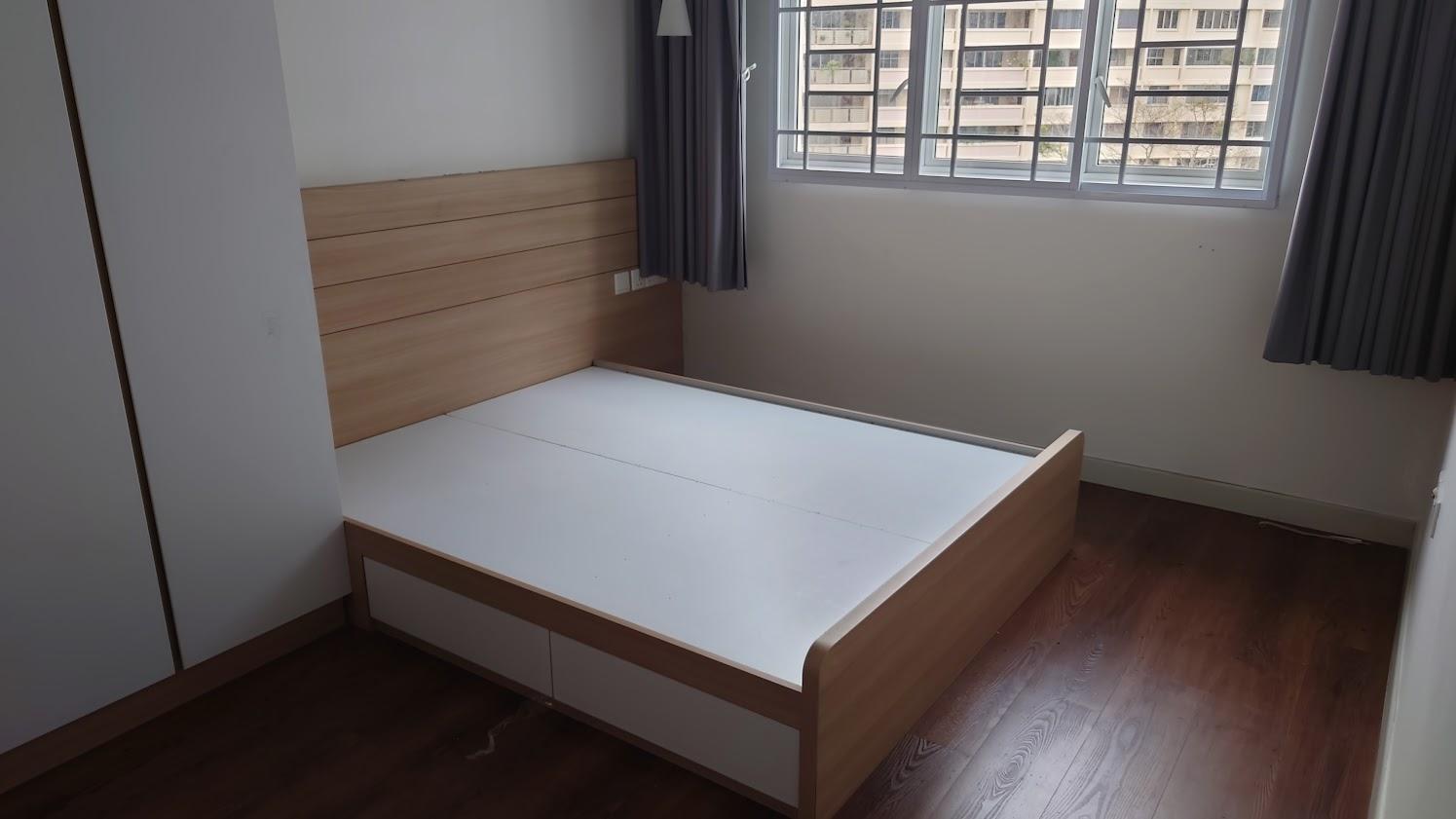 Asian Bedroom with Vinyl Flooring and Homogeneous Tiles