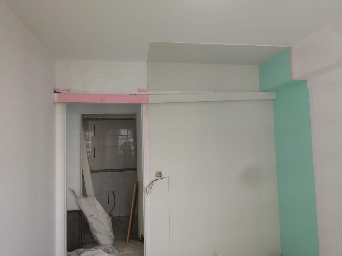 Asian Bedroom with Vinyl Flooring and Homogeneous Tiles