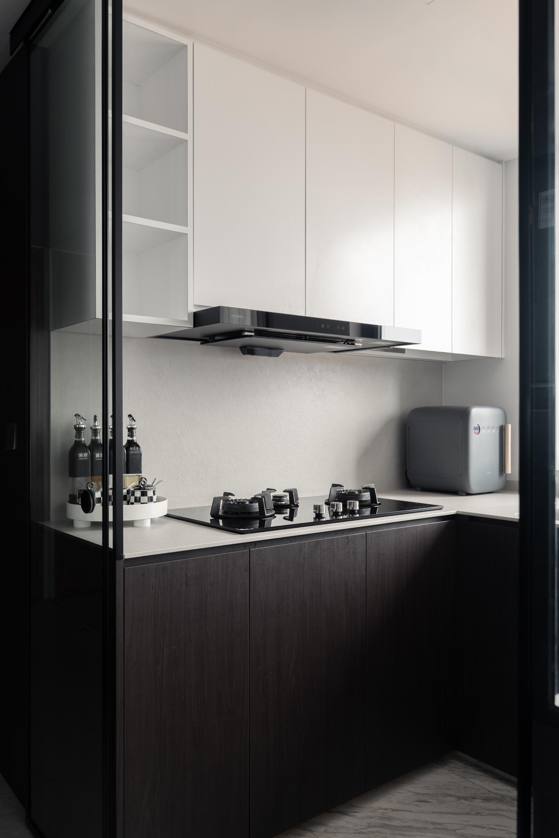 Modern Kitchen with Countertop and Open Kitchen