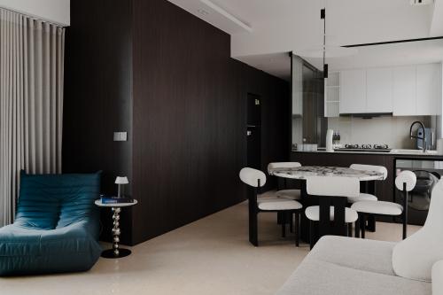 Modern Dining Room at Thomson Three