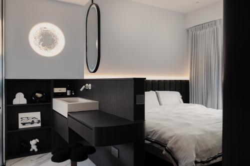 Modern Bedroom at Thomson Three