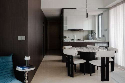 Modern Dining Room at Thomson Three