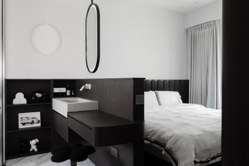 Modern Bedroom at Thomson Three