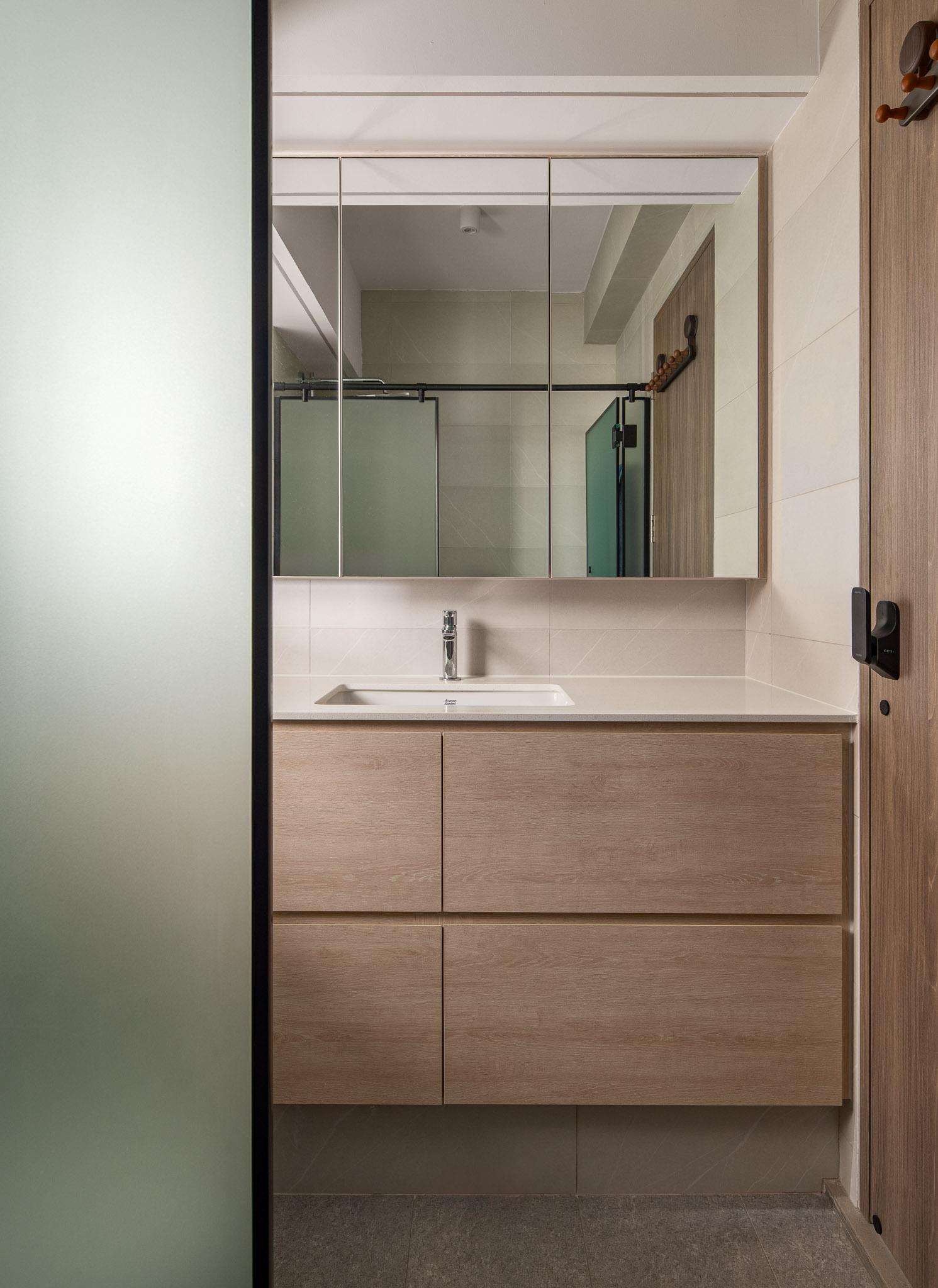 Modern Bathroom with Countertop and Bathroom Storage