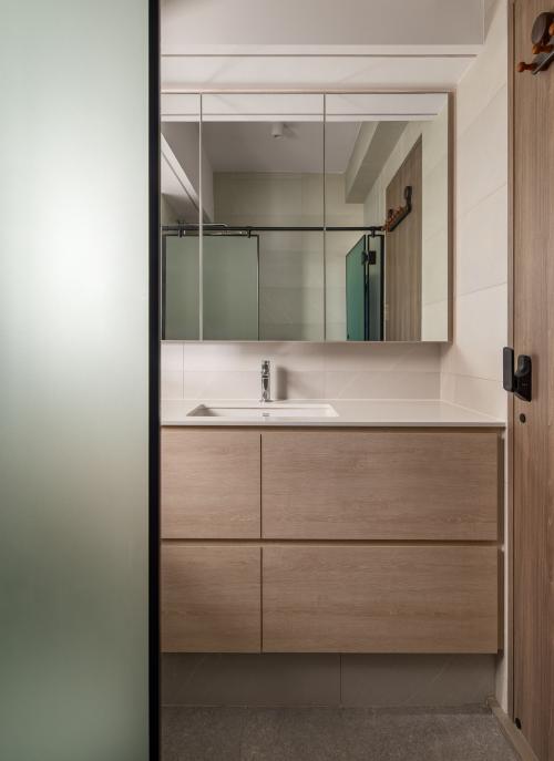 Modern Bathroom at 119 C Alkaff Crescent