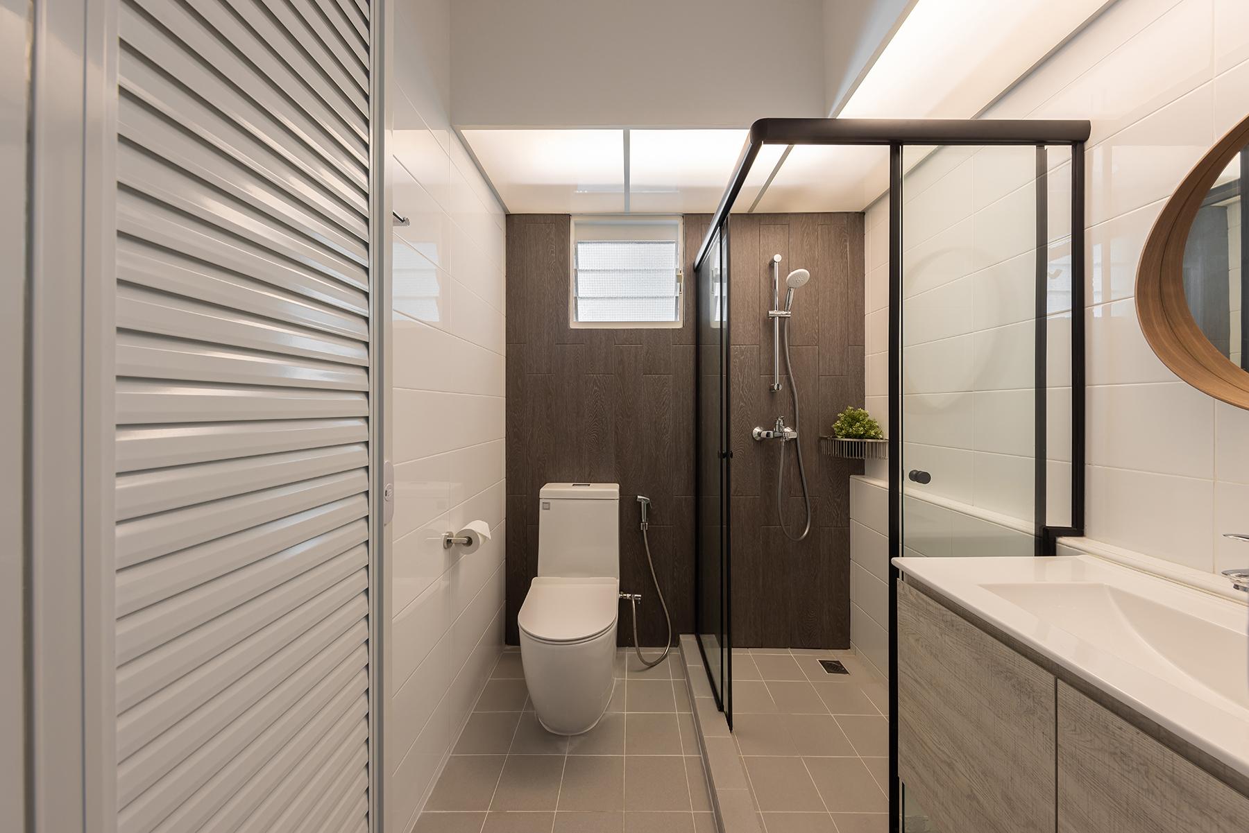 Modern Bathroom with Homogeneous Tiles and Mirror
