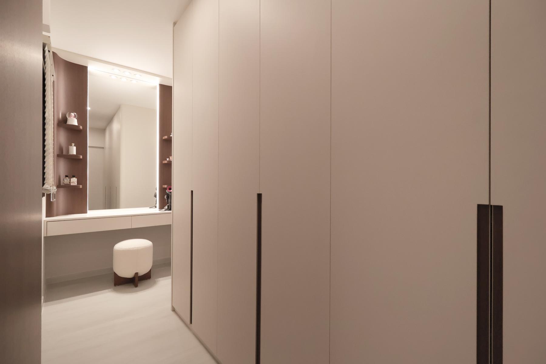 Modern Walk-in Wardrobe with Mirror and Wardrobe