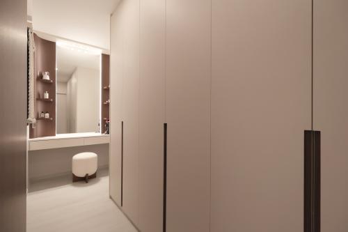 Modern Walk-in Wardrobe at Resale 4 Room HDB @ Tanglin Halt