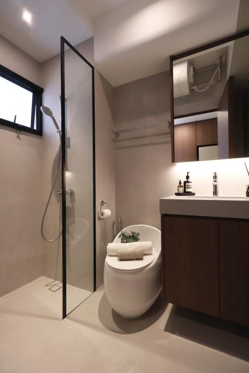 Modern Bathroom at Resale 4 Room HDB @ Tanglin Halt