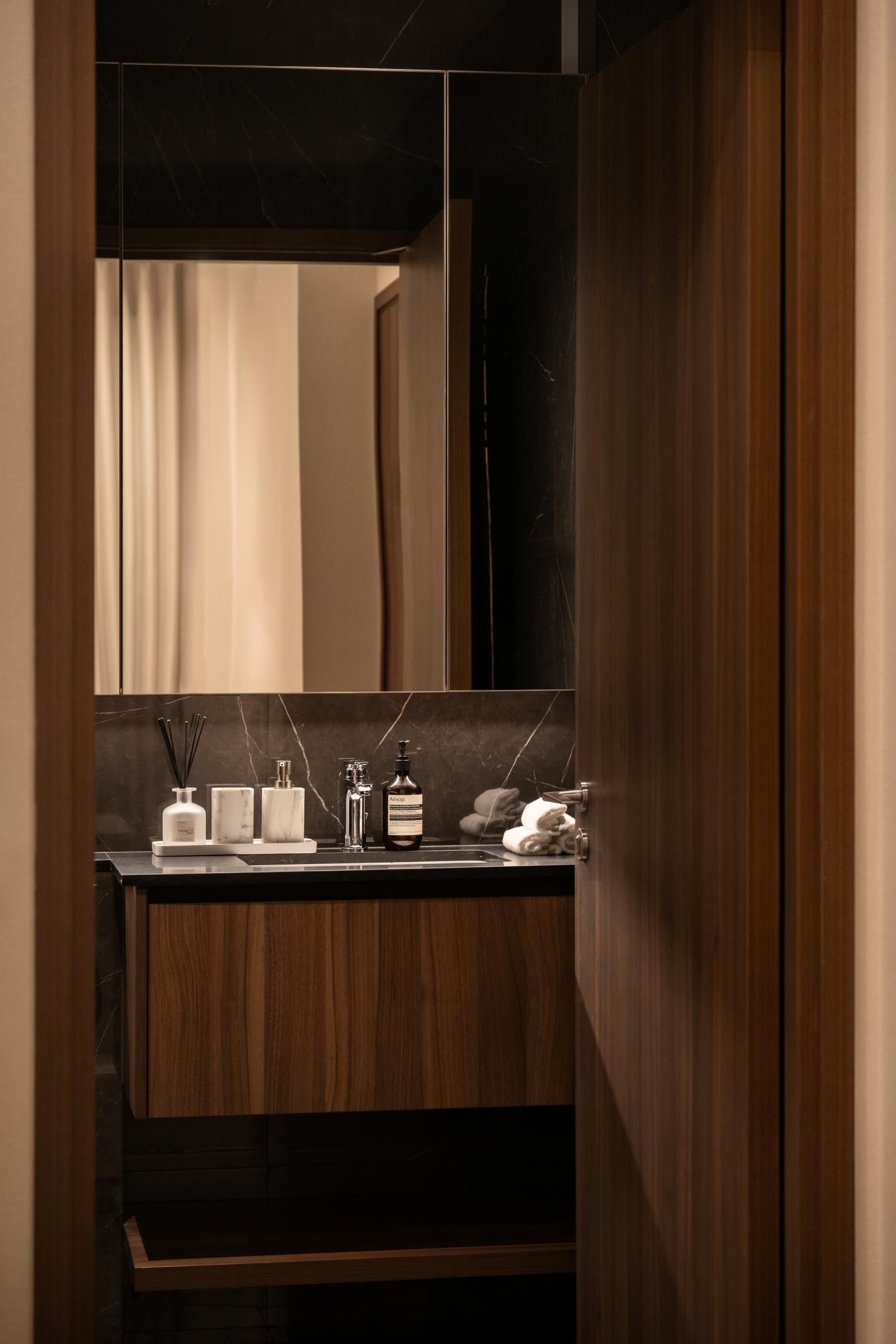 Modern Bathroom with Countertop and Mirror