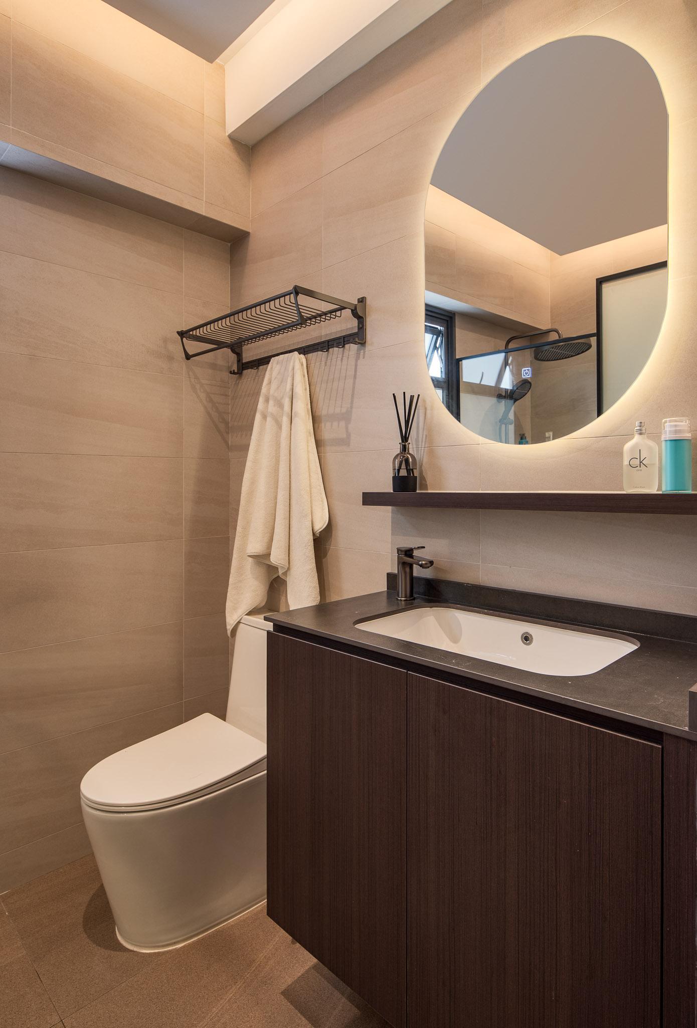Modern Bathroom with Countertop and Homogeneous Tiles