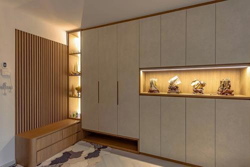 Eclectic Foyer at Sengkang