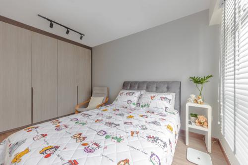Transitional Bedroom at Northshore Cove