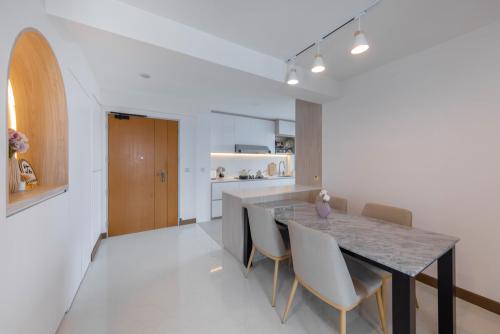 Modern Dining Room at Compassvale Helm @ Sengkang