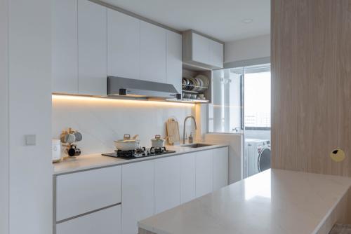 Modern Kitchen at Compassvale Helm @ Sengkang