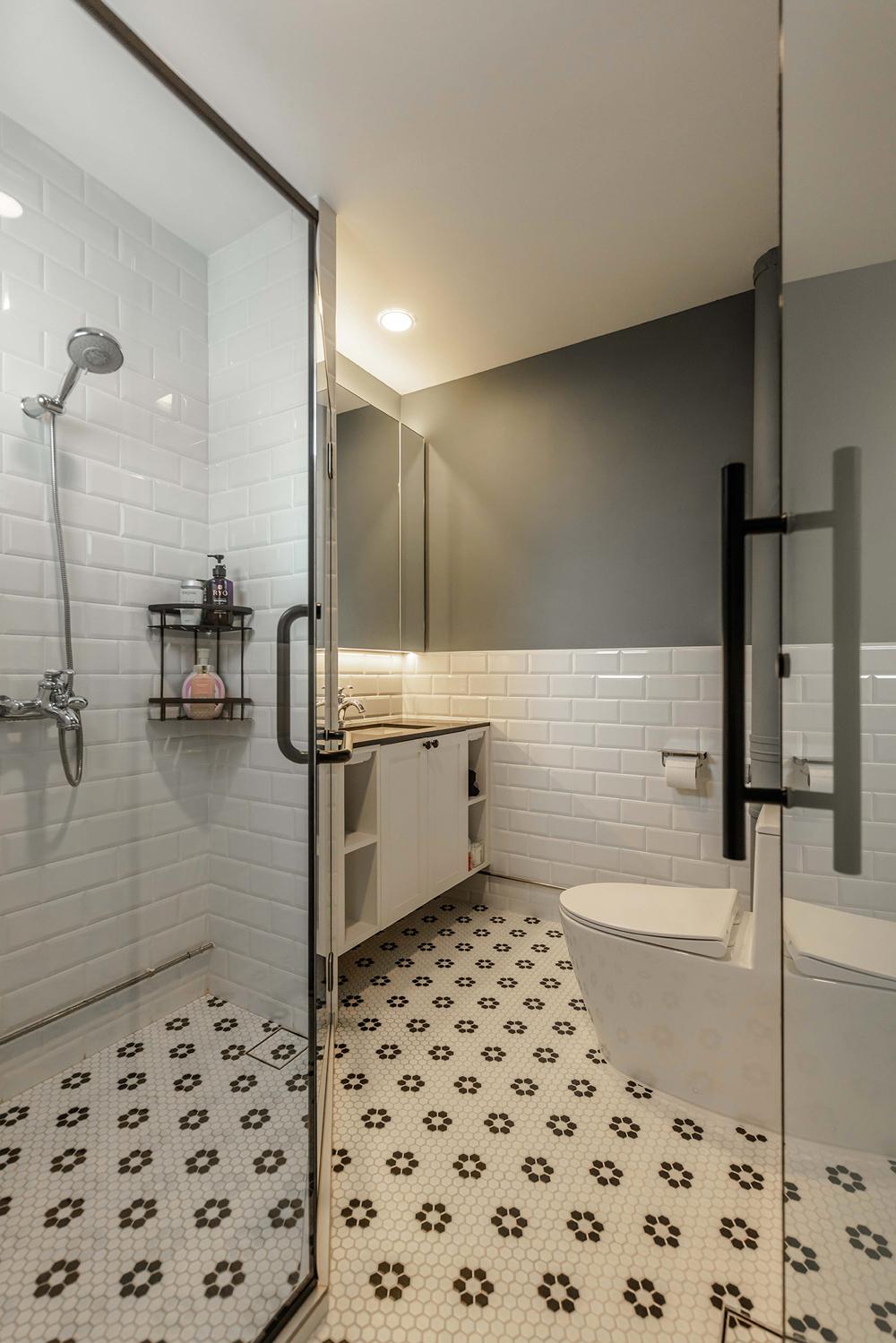 Mosaic Hex Tiles in a Compact Bathroom