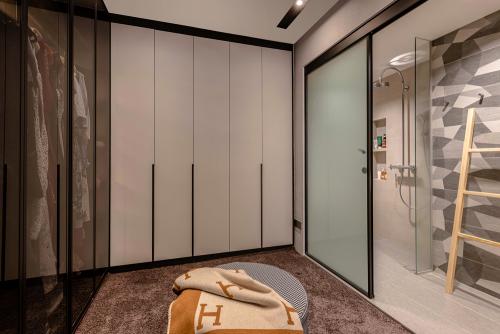Modern Walk-in Wardrobe at 3-Storey Penthouse