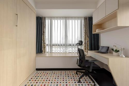 Modern Bedroom at 3-Storey Penthouse