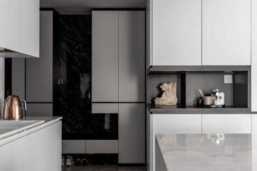 Modern Foyer at 3-Storey Penthouse