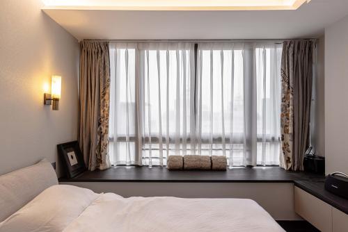 Modern Bedroom at 3-Storey Penthouse