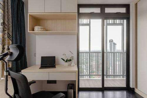 Modern Bedroom at 3-Storey Penthouse