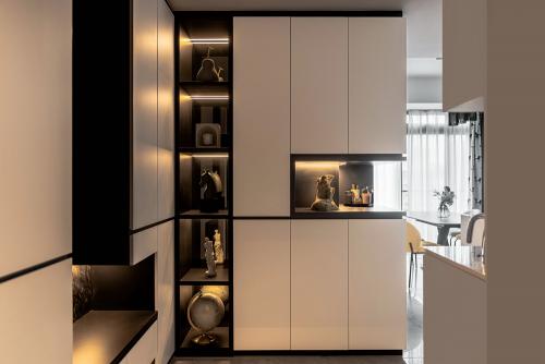 Modern Foyer at 3-Storey Penthouse