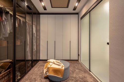 Modern Walk-in Wardrobe at 3-Storey Penthouse