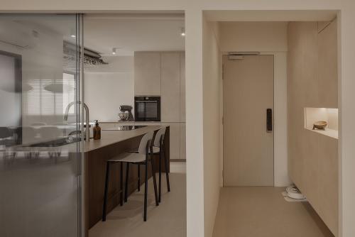 Minimalist Kitchen at 685 Race Course