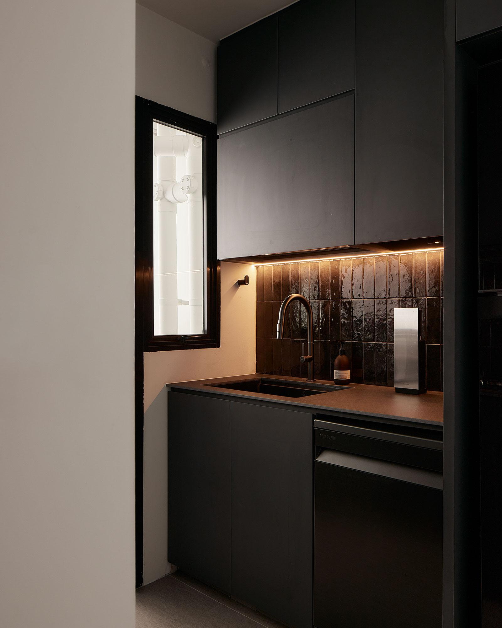 Contemporary Kitchen with Homogeneous Tiles and Granite Floor