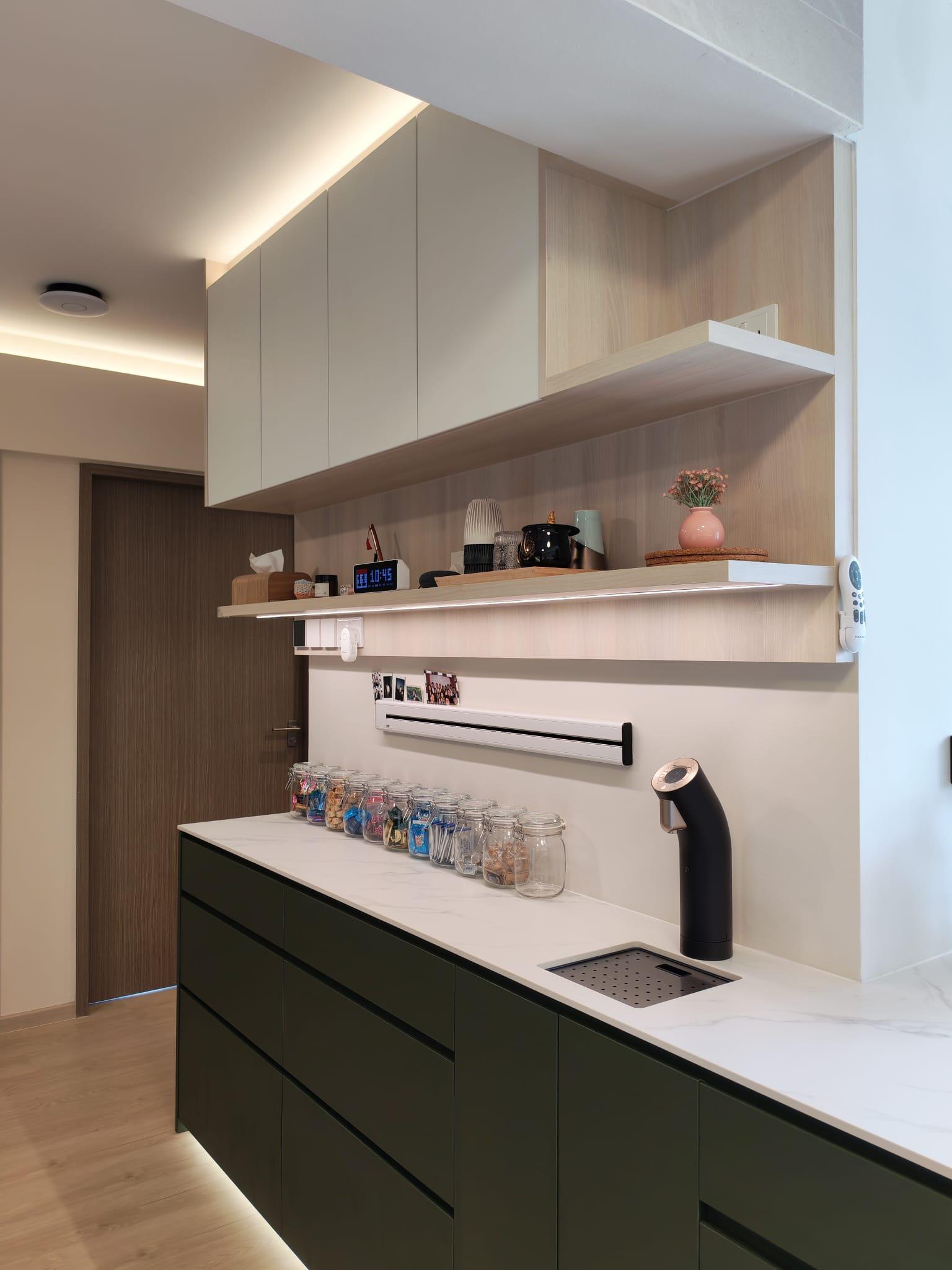 Contemporary Kitchen with Vinyl Flooring and Open Kitchen
