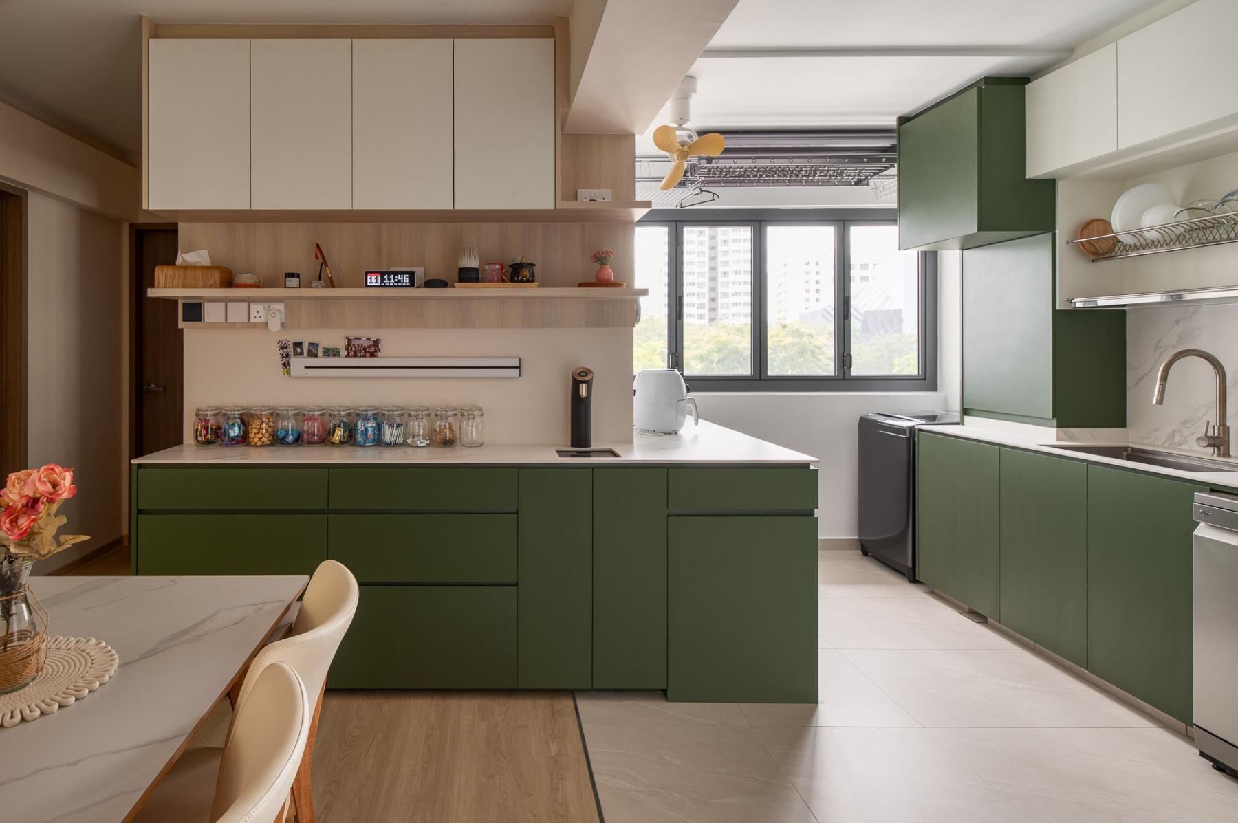 Contemporary Kitchen with Countertop and Open Kitchen