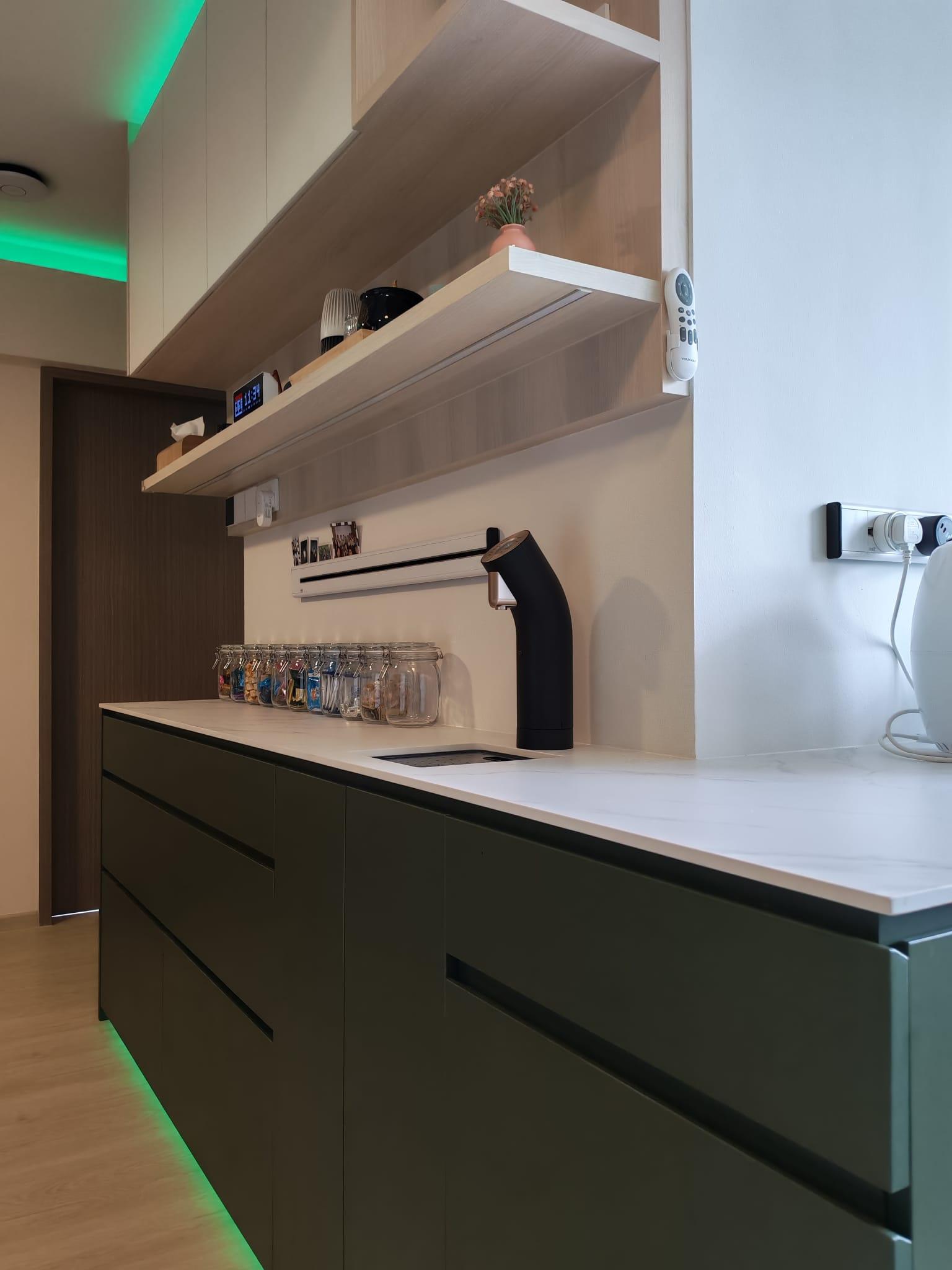 Contemporary Kitchen with Vinyl Flooring and Open Kitchen