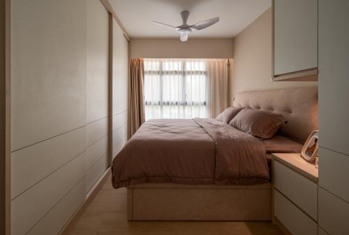 Contemporary Bedroom at 233C UPPER ALJUNIED ROAD