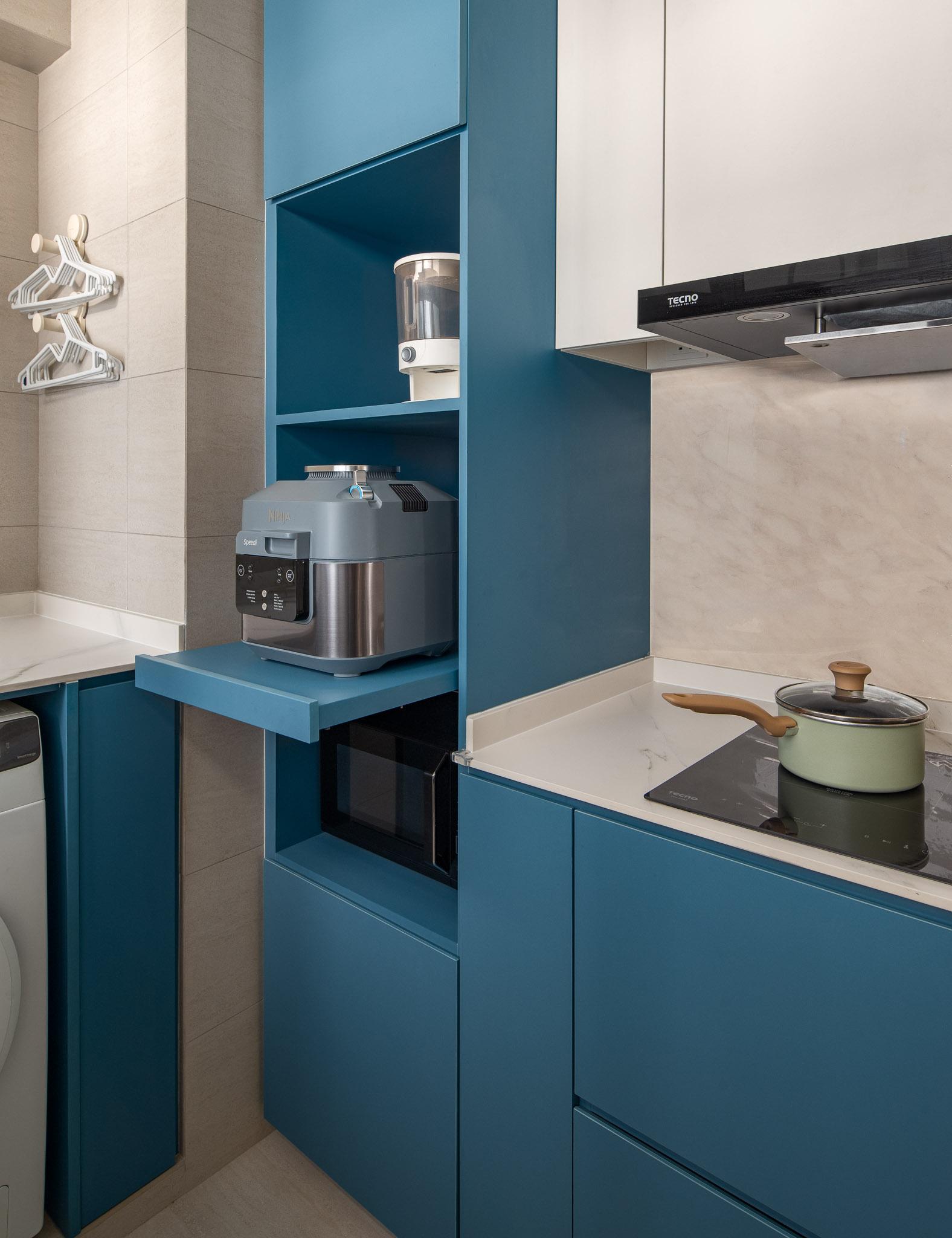 Minimalist Kitchen with Countertop and Homogeneous Tiles