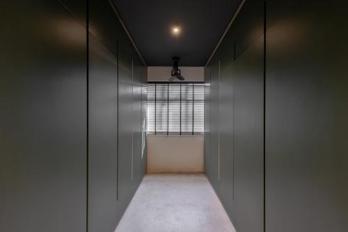 Modern Walk-in Wardrobe at Tampines Greencourt