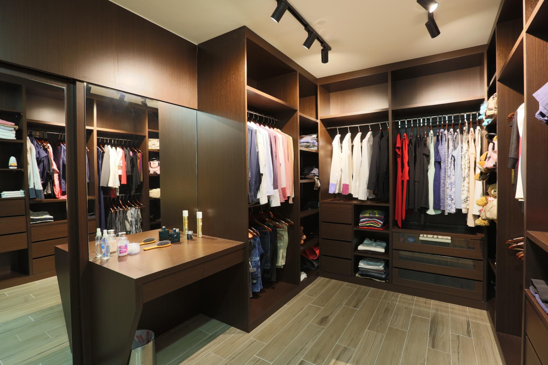 Contemporary Walk-in Wardrobe with Mirror and Clothes Storage