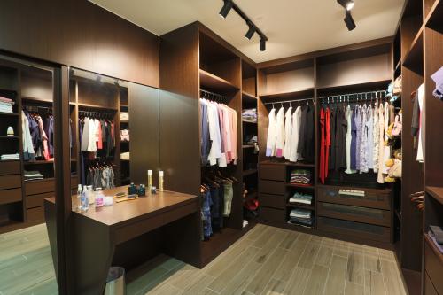 Contemporary Walk-in Wardrobe at Telok Blangah Drive