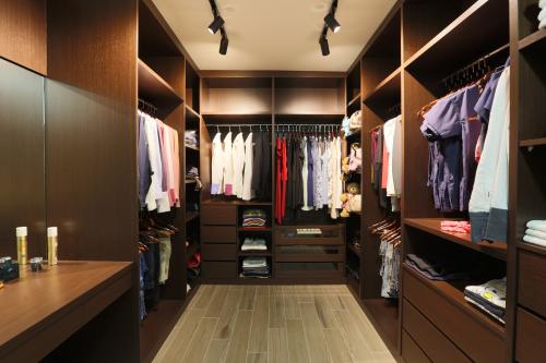Contemporary Walk-in Wardrobe at Telok Blangah Drive