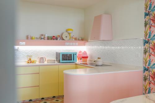 Modern Kitchen at Kallang Breeze