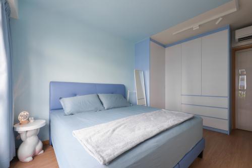 Modern Bedroom at Kallang Breeze