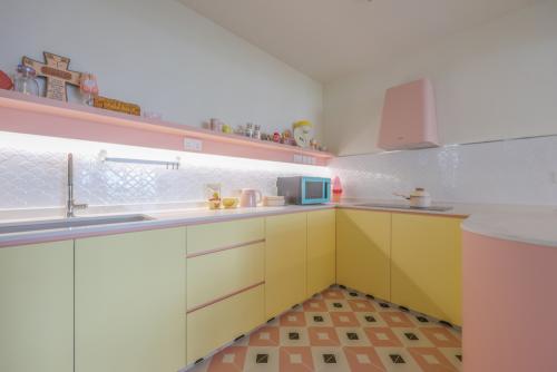 Modern Kitchen at Kallang Breeze