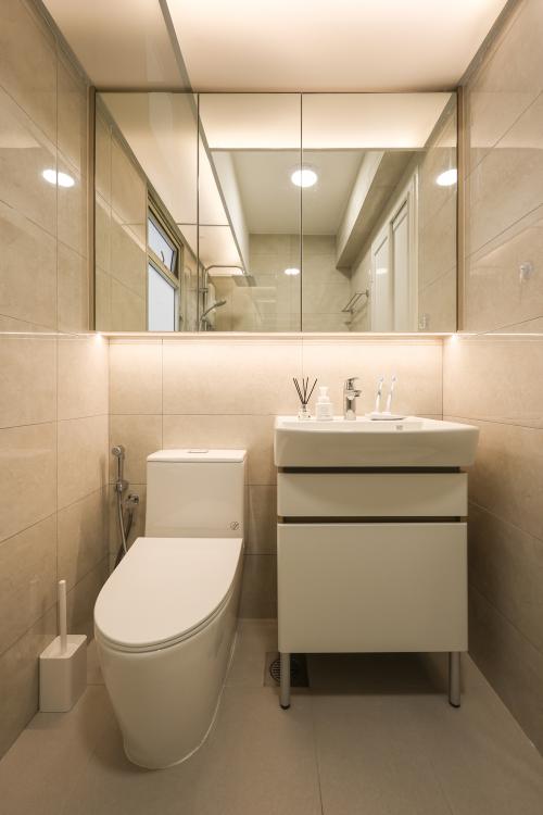 Eclectic Bathroom at Admiralty Grove