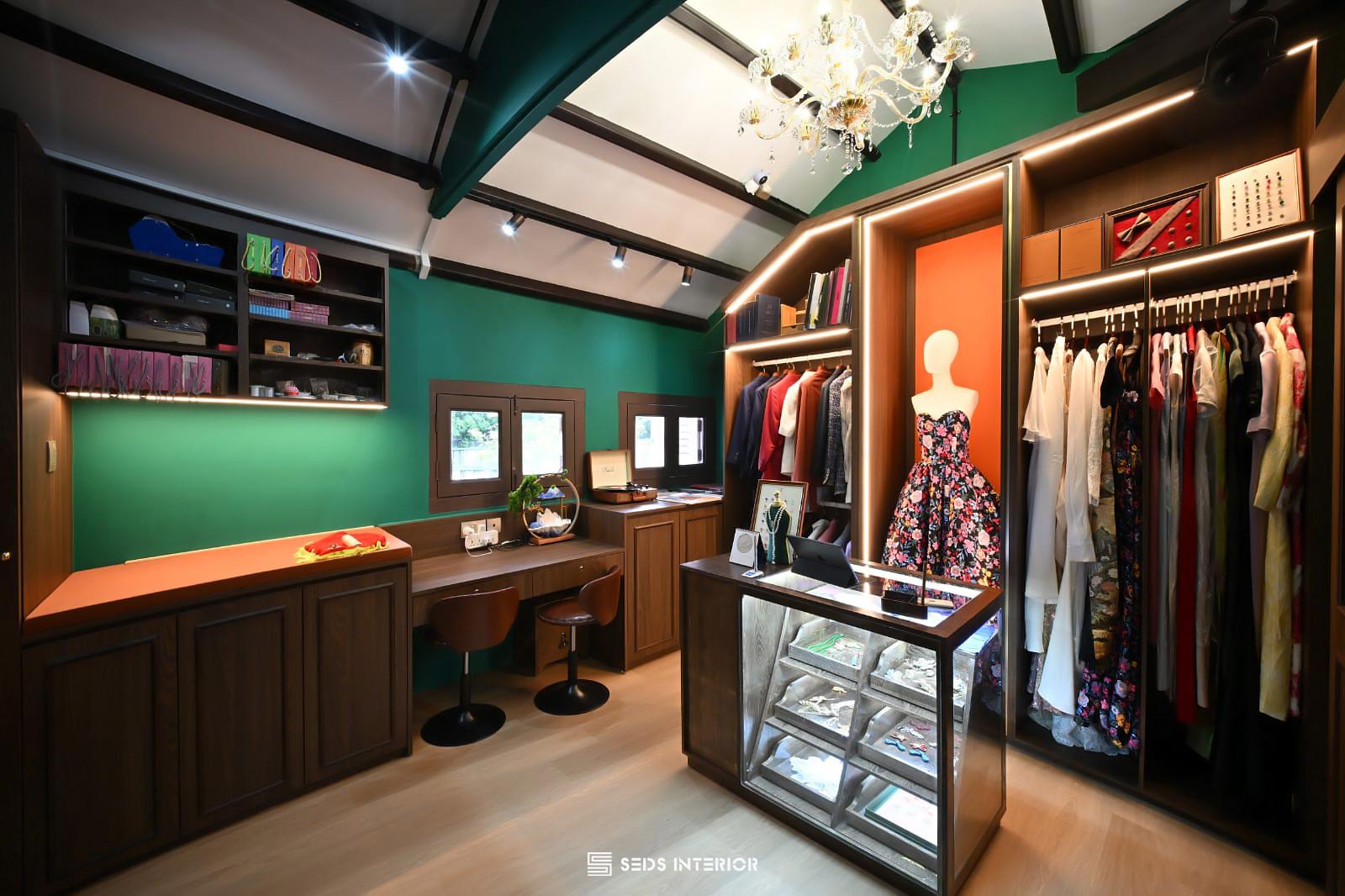 Vintage Walk-in Wardrobe with Mirror and Wardrobe