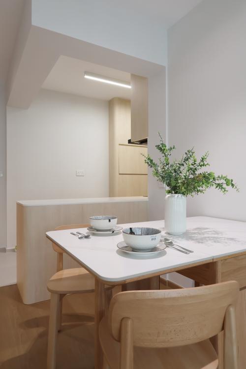 Minimalist Dining Room at Resale 3 Room HDB @ Chai Chee