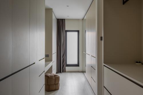 Modern Walk-in Wardrobe at Clover Park