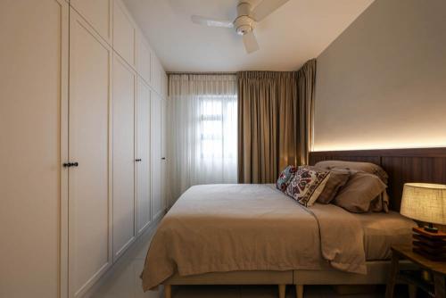 Modern Bedroom at Ghim Moh Edge