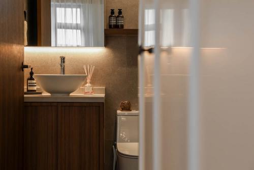 Modern Bathroom at Ghim Moh Edge