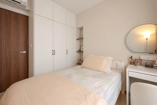 Modern Bedroom at Ghim Moh Edge