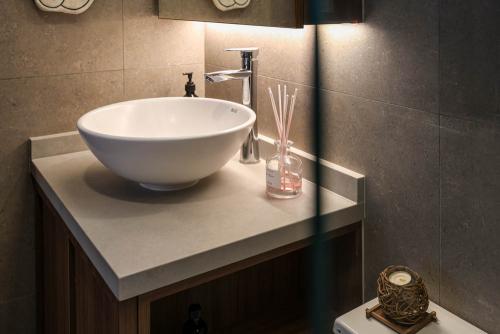 Modern Bathroom at Ghim Moh Edge